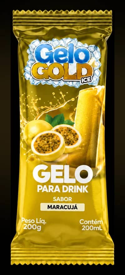 Embalagem amarela de gelo para drink sabor maracujá, com maracujás cortados na frente.